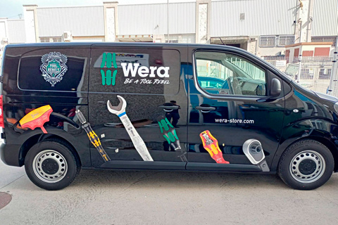 Vehículo comercial con rotulación integral