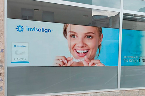 Impresión digital en vinilo para escaparate en clínica dental Impresión digital en vinilo para escaparate en clínica dental