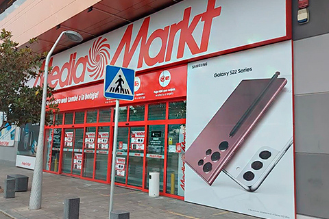 Trabajo de impresión digital en exterior tienda Media Markt