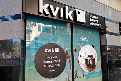 Rótulo con letras corporeas en local comercial